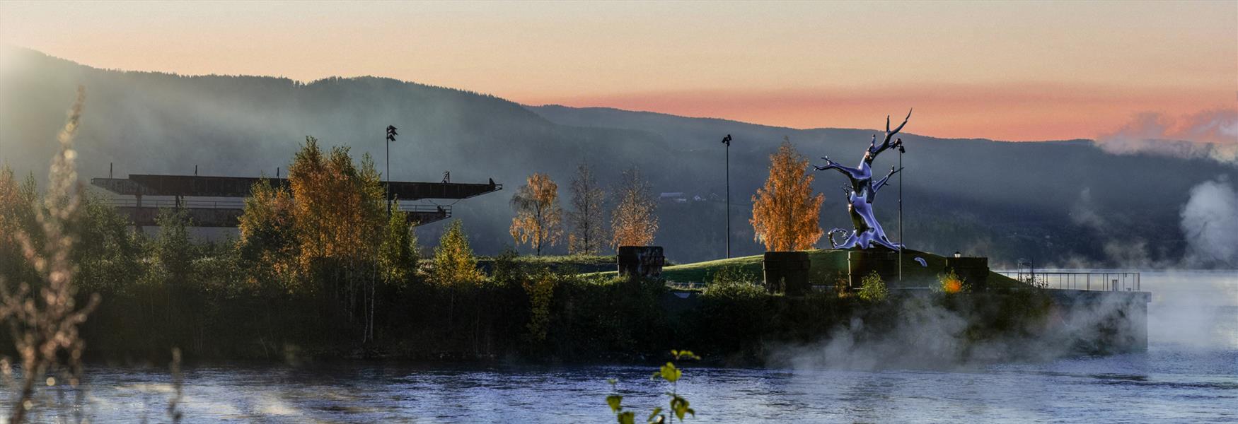 Skulpturen TRE på Notodden i høstdrakt.