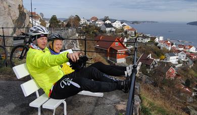 2 som sitter på utsiktspunkt i Kragerø