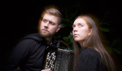 Malin Alander og Ole Nilssen, duo med Draumkvedet-konsert i Veum kyrkje.