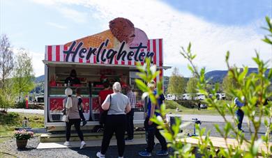 Herligheten Iskiosk en travel, fin sommerdag i Notodden. Foto