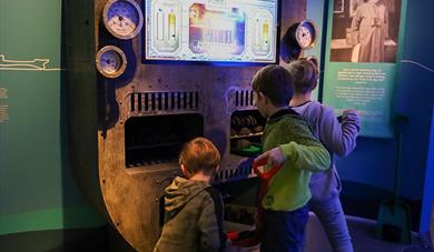 barn leker på DuVerden sjøfartsmuseum + vitensenter i Porsgrunn