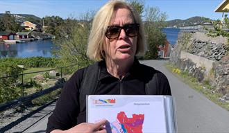 Kristin Rangnes fra Geoparken forteller entusiastisk om naturhistorien på Skåtøy