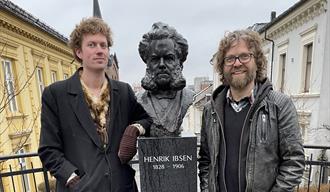 Öde og Einar leser Ibsen