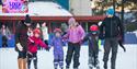 voksne og barn på skøytebanen i Skien fritidspark